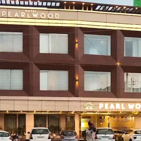 Hotel Pearl Wood Zirakpur Exterior photo