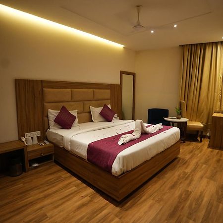 Hotel Pearl Wood Zirakpur Exterior photo