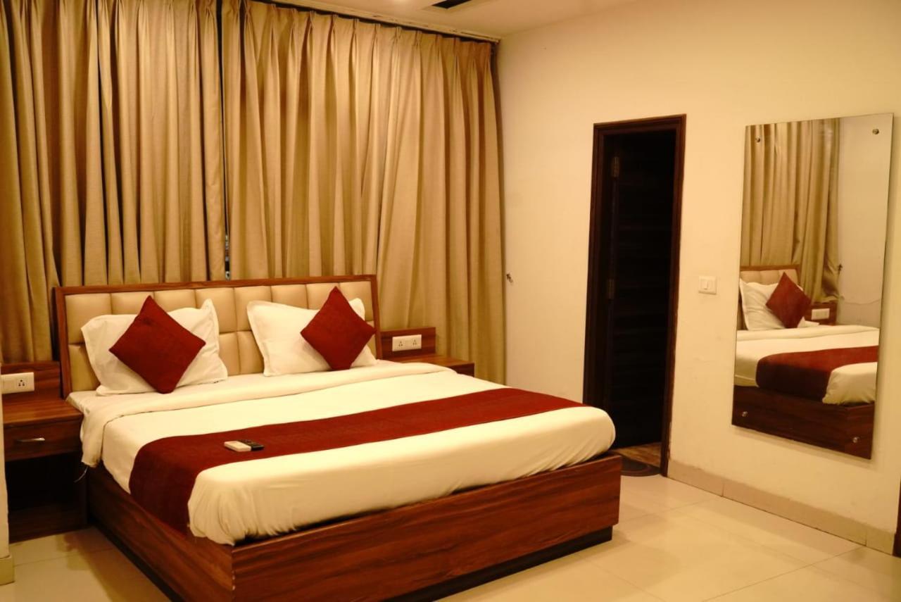Hotel Pearl Wood Zirakpur Exterior photo