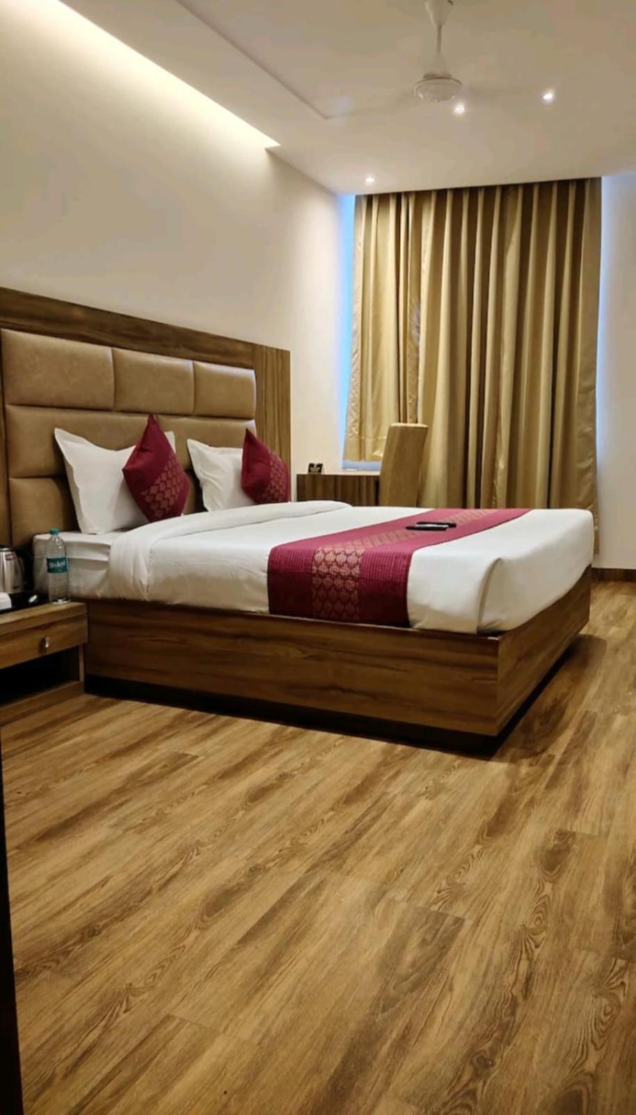 Hotel Pearl Wood Zirakpur Exterior photo