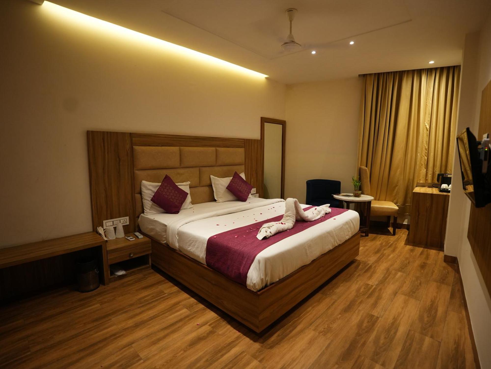 Hotel Pearl Wood Zirakpur Exterior photo